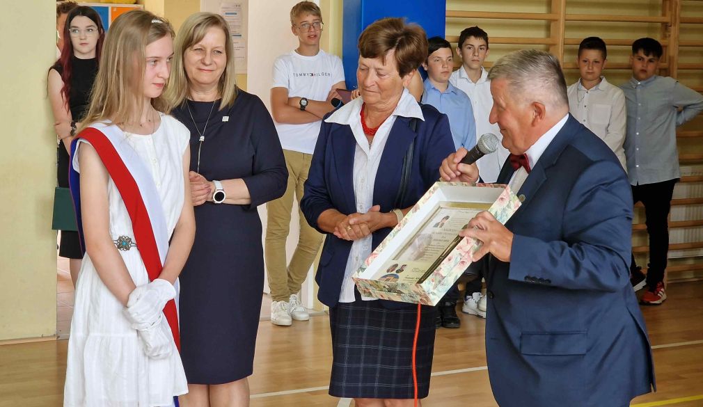 Uroczysta akademia z okazji zakończenia roku szkolnego w Szkole Podstawowej w Roztoce